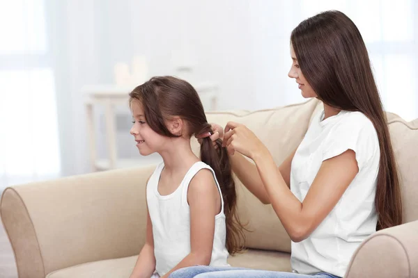 Menina bonito com a mãe em casa — Fotografia de Stock