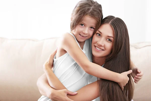 Menina bonito com a mãe em casa — Fotografia de Stock