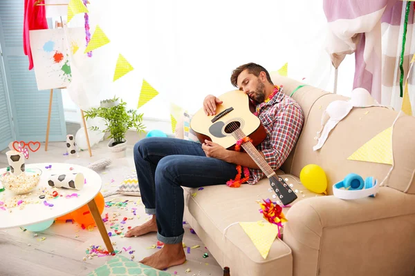 Trött berusad man efter fest — Stockfoto