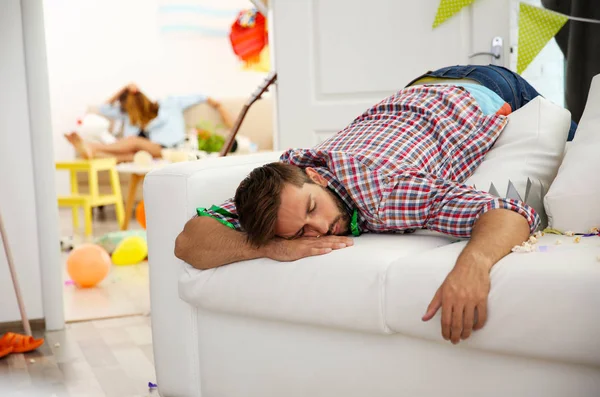 Ένας άνθρωπος μεθυσμένος κουρασμένος μετά από πάρτι — Φωτογραφία Αρχείου
