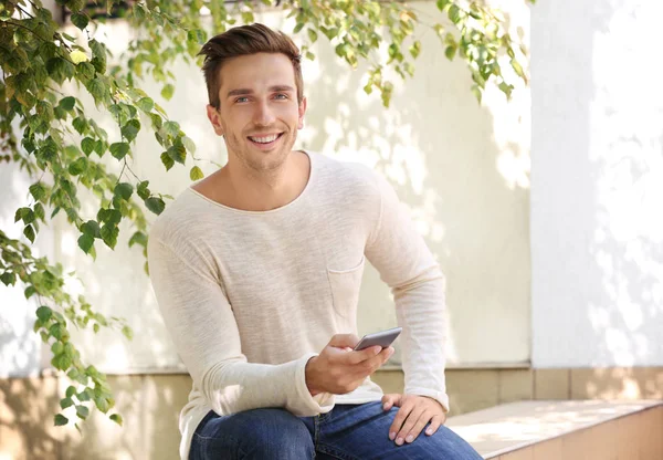 Homme parlant au téléphone — Photo