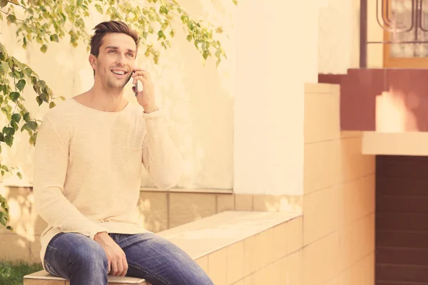 Hombre hablando por teléfono —  Fotos de Stock