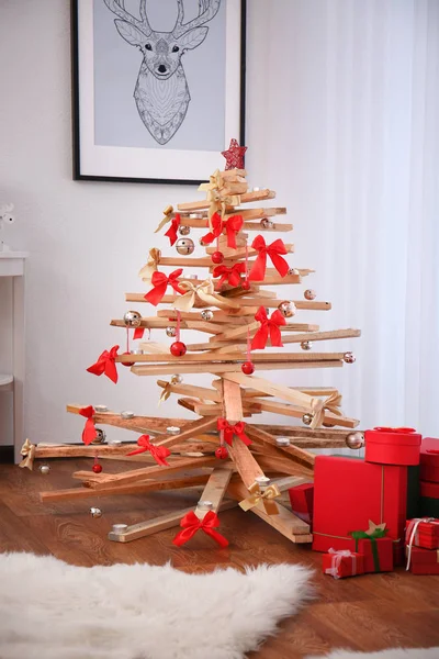 Kreativní vánoční strom v interiéru obývacího pokoje — Stock fotografie