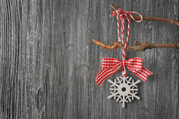 Decoración de Navidad colgando en la rama contra fondo de madera gris —  Fotos de Stock