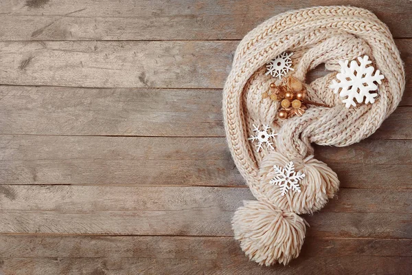 Gebreide sjaal en Christmas decor op houten achtergrond — Stockfoto