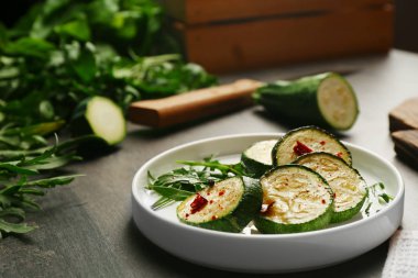 Tablo tabağına pişmiş kabak dilimleri