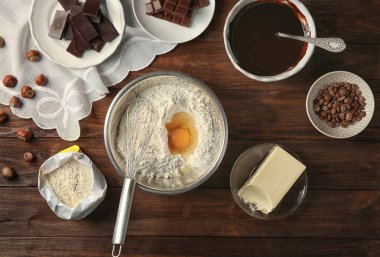 Ahşap arka plan üzerinde üstten görünüm çikolatalı kek yapmak için malzemeler