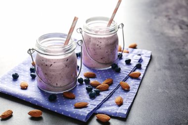 İki kavanoz lezzetli güler yüzlü, payet ve gri tablosundaki bazı maddeler ile mason