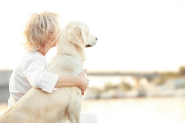 Bund üzerinde büyük köpekle kadın kıdemli