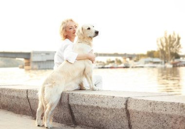 Bund üzerinde büyük köpekle kadın kıdemli