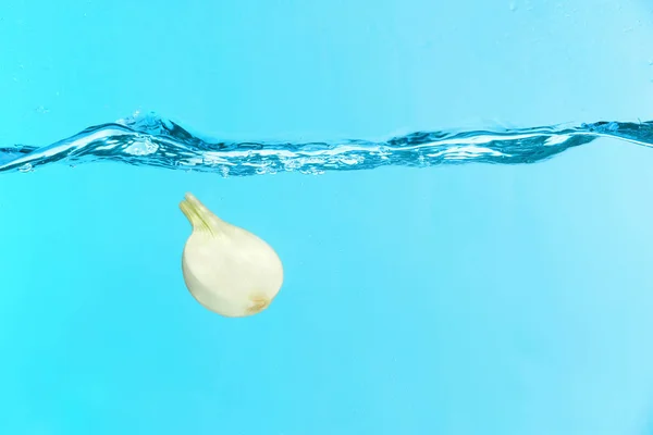 UI vallen in water op kleur achtergrond — Stockfoto