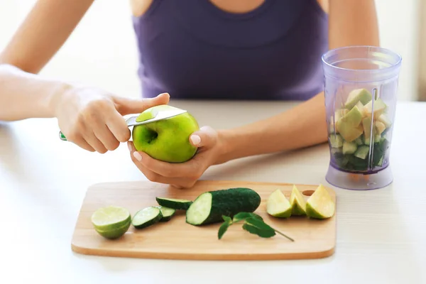 Ragazza che taglia verdure e frutta in cucina — Foto Stock