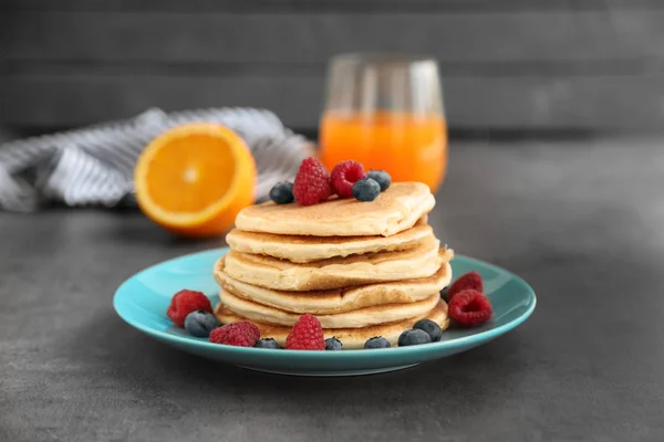 Prato com panquecas saborosas — Fotografia de Stock