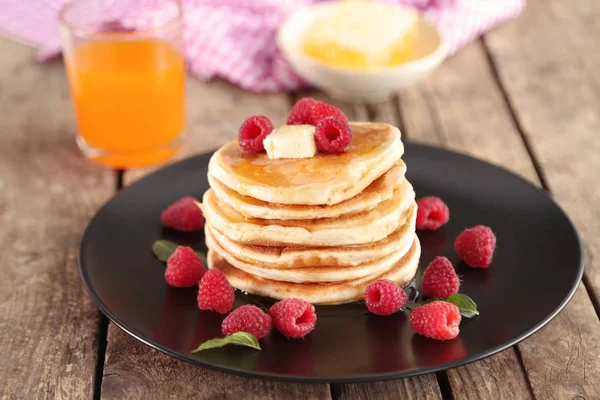 Placa con sabrosos panqueques — Foto de Stock