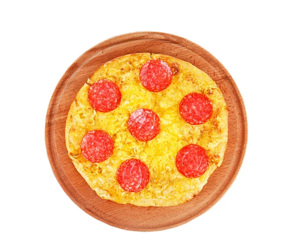 Смачна піца на дерев'яній дошці та білому фоні — стокове фото
