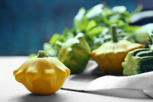 Calabaza pattypan amarillo fresco en la mesa —  Fotos de Stock