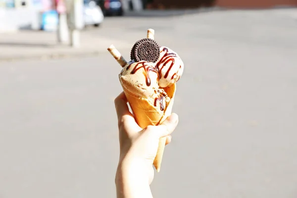 Hand holding ice cream — Stock Photo, Image