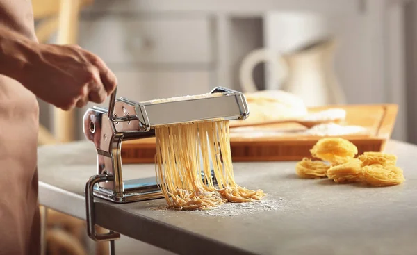 pasta machine to prepare spaghetti