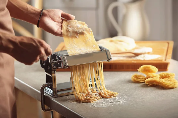 Máquina de pasta para preparar espaguetis —  Fotos de Stock