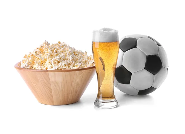 Bière avec snacks et ballon de football sur fond blanc — Photo