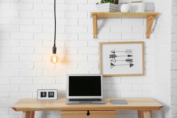 Luogo di lavoro interior design con lampadina su filo — Foto Stock