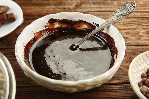 Zutaten für Schokoladenkuchen auf hölzernem Hintergrund — Stockfoto