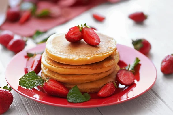 Teller mit leckeren Pfannkuchen — Stockfoto