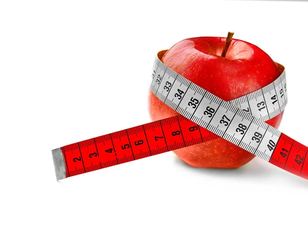 Concepto de dieta. Manzana roja con cinta métrica aislada en blanco — Foto de Stock