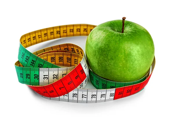 Concepto de dieta. Manzana verde con cinta métrica aislada en blanco —  Fotos de Stock