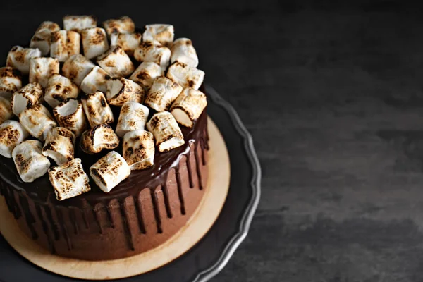 Bolo de chocolate com marshmallow — Fotografia de Stock