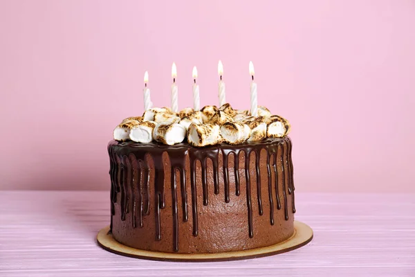 Pastel de chocolate con malvavisco —  Fotos de Stock