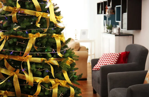Gyönyörű díszített karácsonyfa nappaliban, zár-megjelöl kilátás — Stock Fotó