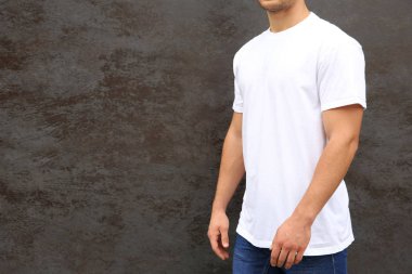 duvar arka planda Man