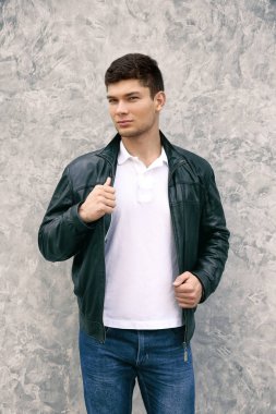 Duvar arka plan üzerinde yakışıklı adam