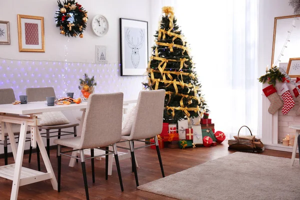 Innenraum des Wohnzimmers weihnachtlich dekoriert — Stockfoto