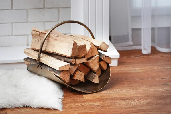 Basket with firewood in living room, close up view — Stock Photo, Image