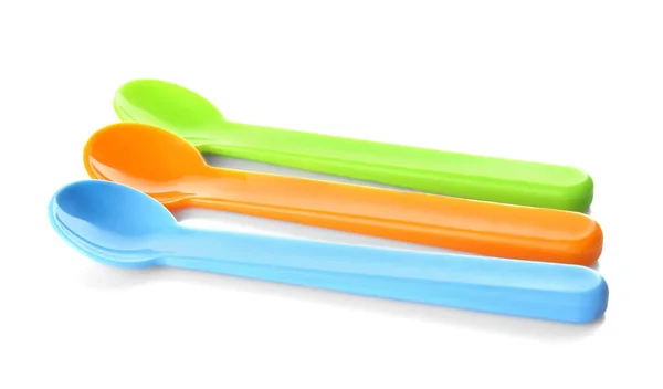 Cucchiai di plastica colorati per bambino su sfondo bianco — Foto Stock