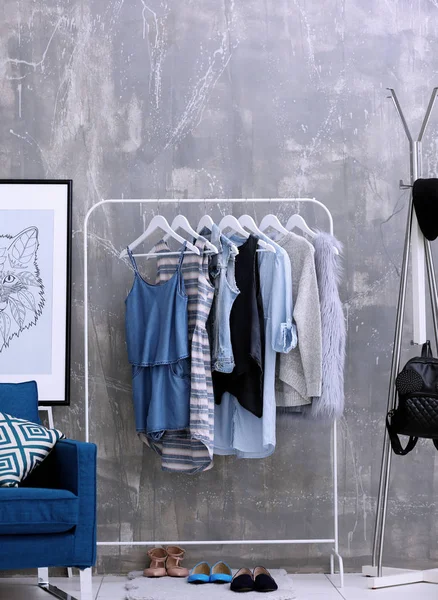 Fashionable pakaian di ruang ganti modern — Stok Foto