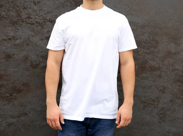 duvar arka planda Man