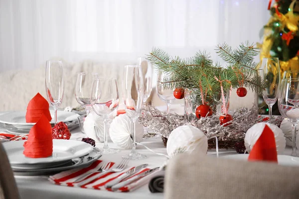 Stůl sloužící k vánoční večeři v obývacím pokoji, zblízka pohled — Stock fotografie