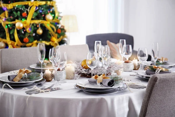 Mesa servida para la cena de Navidad en el salón —  Fotos de Stock