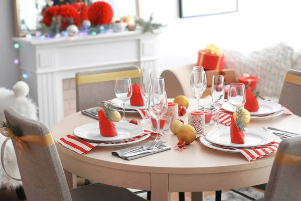 Tisch für Weihnachtsessen im Wohnzimmer — Stockfoto