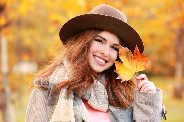 Piękna młoda kobieta w parku, jesień — Zdjęcie stockowe