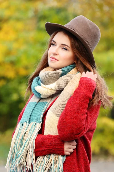 Mooie jonge vrouw in een herfst park — Stockfoto