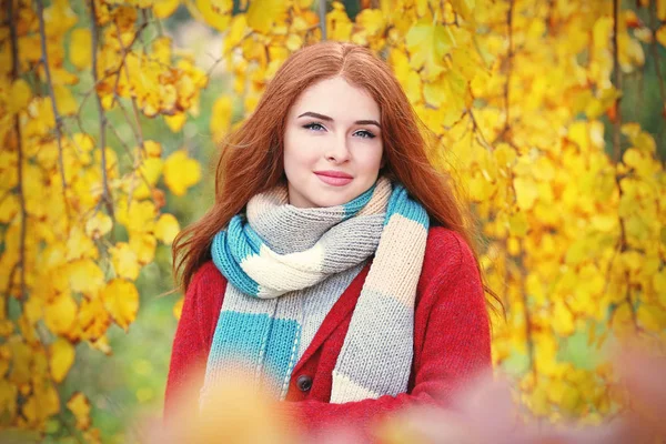 Beautiful young woman in a autumn park — Stock Photo, Image