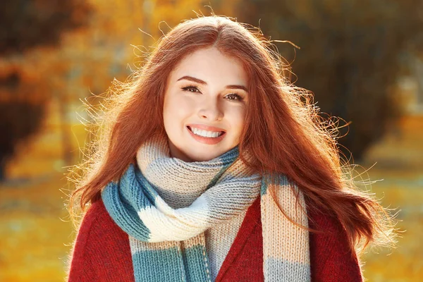 Wanita muda yang cantik di taman musim gugur — Stok Foto