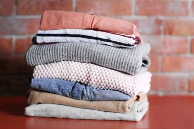 Tablo üzerinde elbise yığını