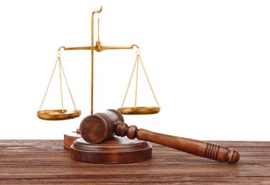 Hakimin tokmak ve beyaz arka plan üzerinde ölçekler