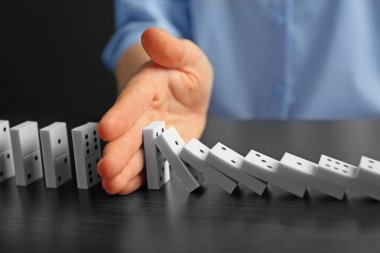 Domino masanın üzerine devrildiği durdurmaya işkadını el