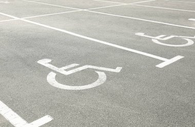 Özel ihtiyaçları olan insanlar için otopark olarak işaretlenmiş